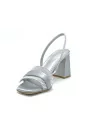 Sandalo in 100% seta grigio silver con applicazione strass. Fodera in pelle. Suo