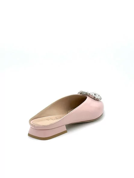 Pink leather mule with jewel accessory. Leather lining, leather sole. 1 cm heel.