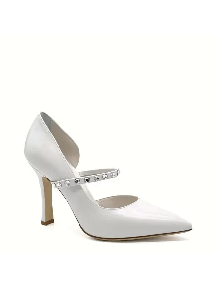 Cream colour leather pump with rhinestones detail. Leather lining. Leather sole.