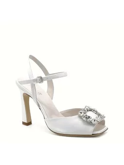 100% white silk sandal with jewel “buckle” accessory. Leather lining, leathe