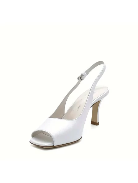 Pearly white leather sandal. Leather lining. Leather sole. 7,5 cm heel.