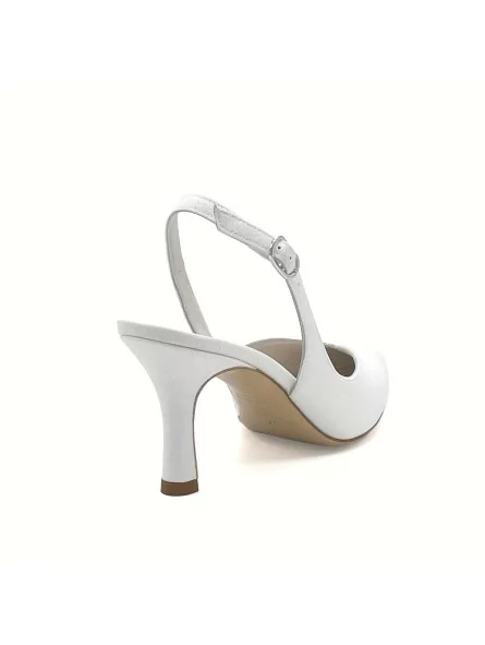 White laminate fabric slingback with a sweetheart collar. Leather lining. Leathe