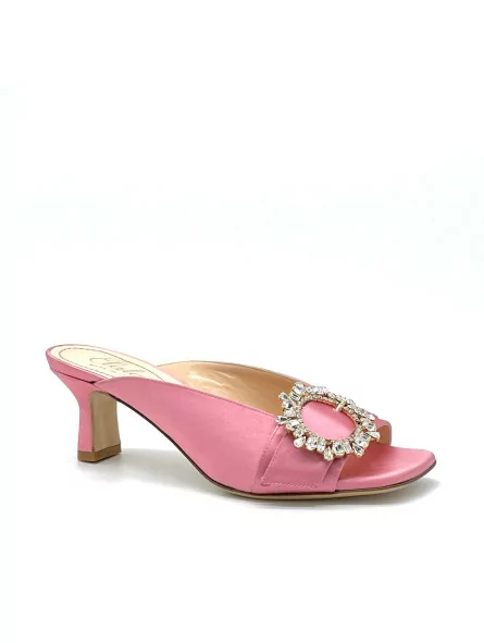 Pink silk mule with jewel buckle. Leather lining, leather sole. 5,5 cm heel.