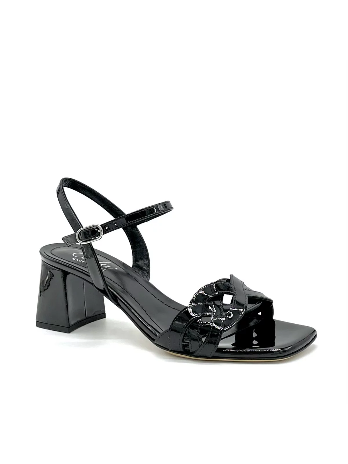 Black patent leather sandal with intertwined band. Leather lining. Leather sole.