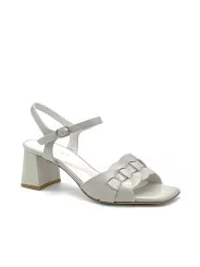 Light taupe leather sandal with intertwined band. Leather lining. Leather sole. 