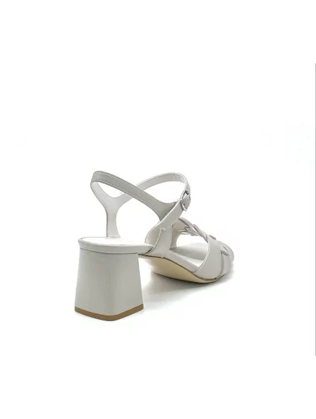 Light taupe leather sandal with intertwined band. Leather lining. Leather sole. 