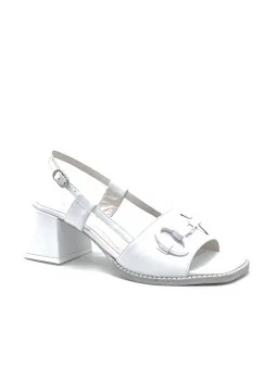 White leather sandal with matching clamp accessory. Leather lining. Leather sole