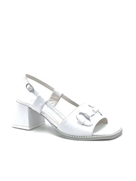White leather sandal with matching clamp accessory. Leather lining. Leather sole