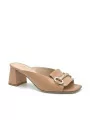 Tan leather mule with gold clamp accessory. Leather lining. Leather sole. 5,5 cm