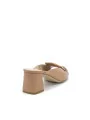 Tan leather mule with gold clamp accessory. Leather lining. Leather sole. 5,5 cm
