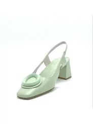 Green leather slingback with matching “circle” accessory. Leather lining. Le