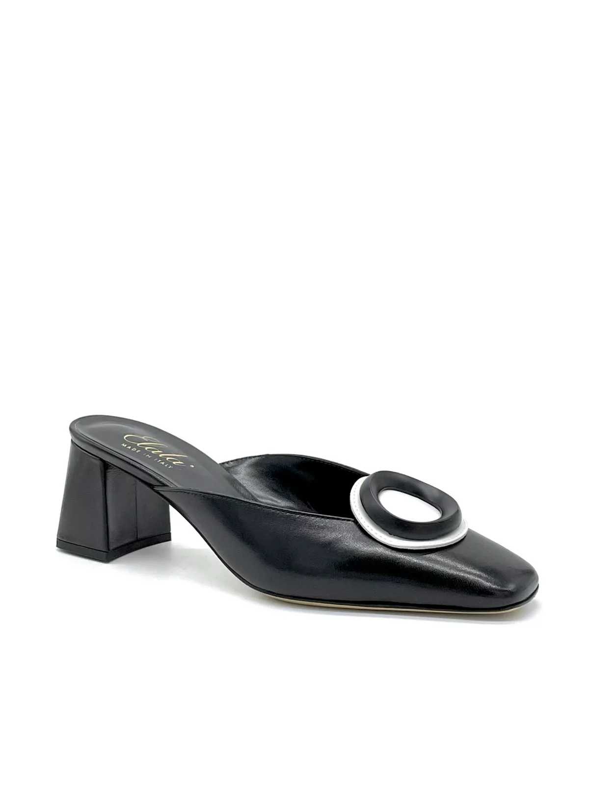 Black leather mule with black/white “circle” accessory. Leather lining. Leat