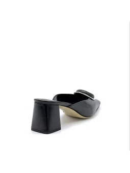 Black leather mule with black/white “circle” accessory. Leather lining. Leat