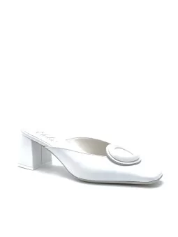 White leather mule with matching “circle” accessory. Leather lining. Leather