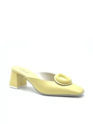 Yellow leather mule with matching “circle” accessory. Leather lining. Leathe