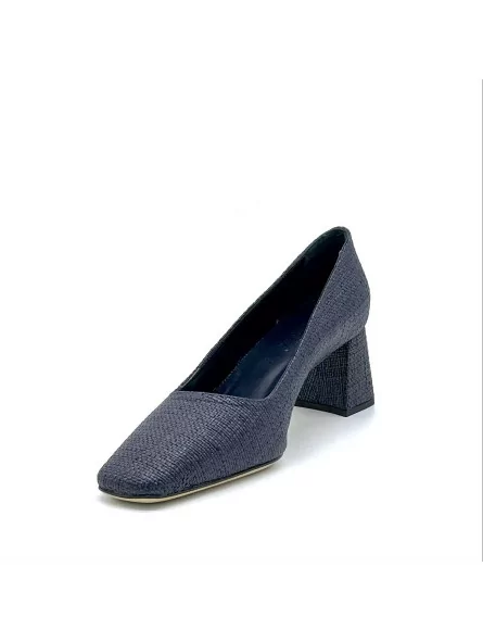 Blue raffia pump. Leather lining. Leather sole. 5,5 cm heel.