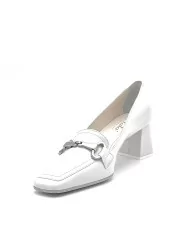 White leather moccasin with silver clamp accessory. Leather lining. Leather sole