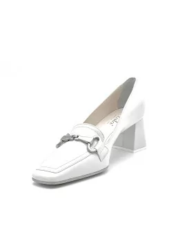 White leather moccasin with silver clamp accessory. Leather lining. Leather sole