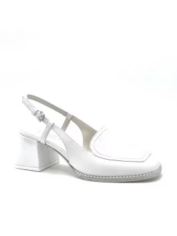 White leather slingback. Leather lining. Leather sole. 5,5 cm heel.