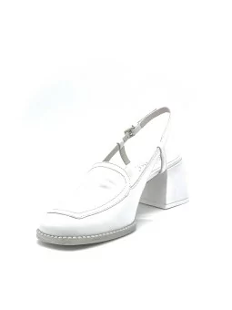 White leather slingback. Leather lining. Leather sole. 5,5 cm heel.