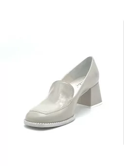 Light taupe leather moccasin. Leather lining. Leather sole. 5,5 cm heel.