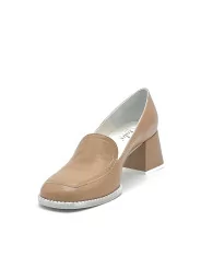 Tan leather moccasin. Leather lining. Leather sole. 5,5 cm heel.