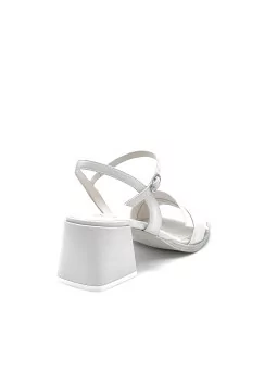 White leather sandal. Leather lining. Leather sole. 5,5 cm heel.