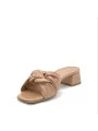 Tan leather mule with matching accessory. Leather lining. Leather sole. 3,5 cm h