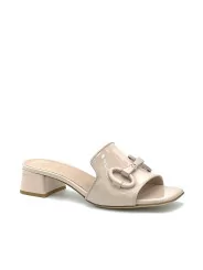 Nude colour patent leather mule with matching accessory. Leather lining. Leather