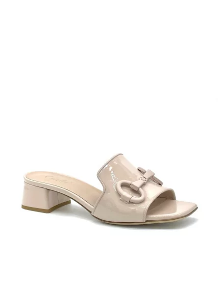 Nude colour patent leather mule with matching accessory. Leather lining. Leather