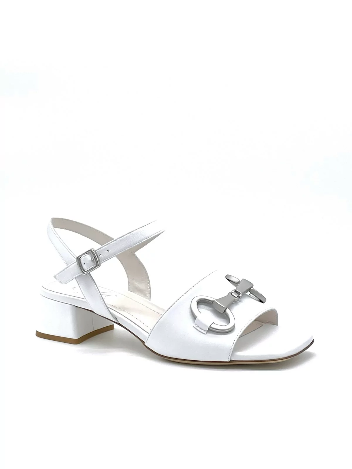 White leather sandal with silver accessory. Leather lining. Leather sole. 3,5 cm