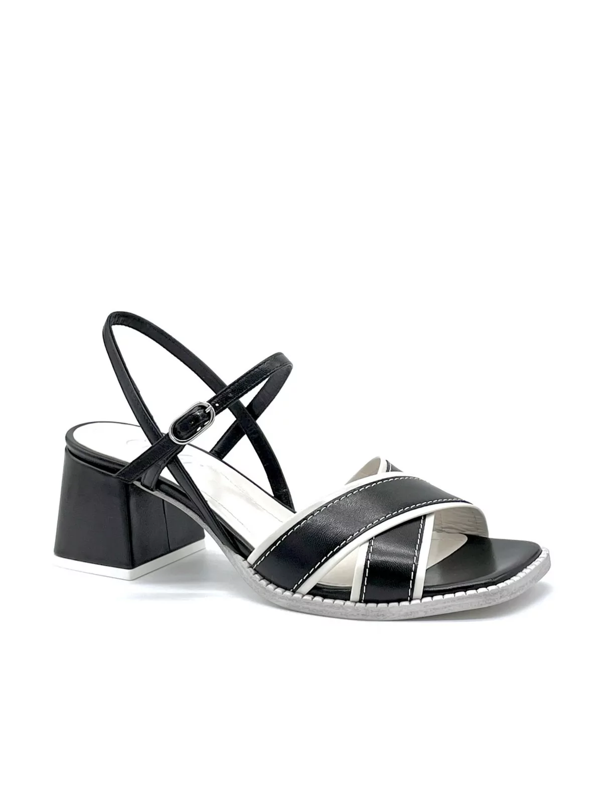 Black and white leather sandal. Leather lining. Leather sole. 5,5 cm heel.