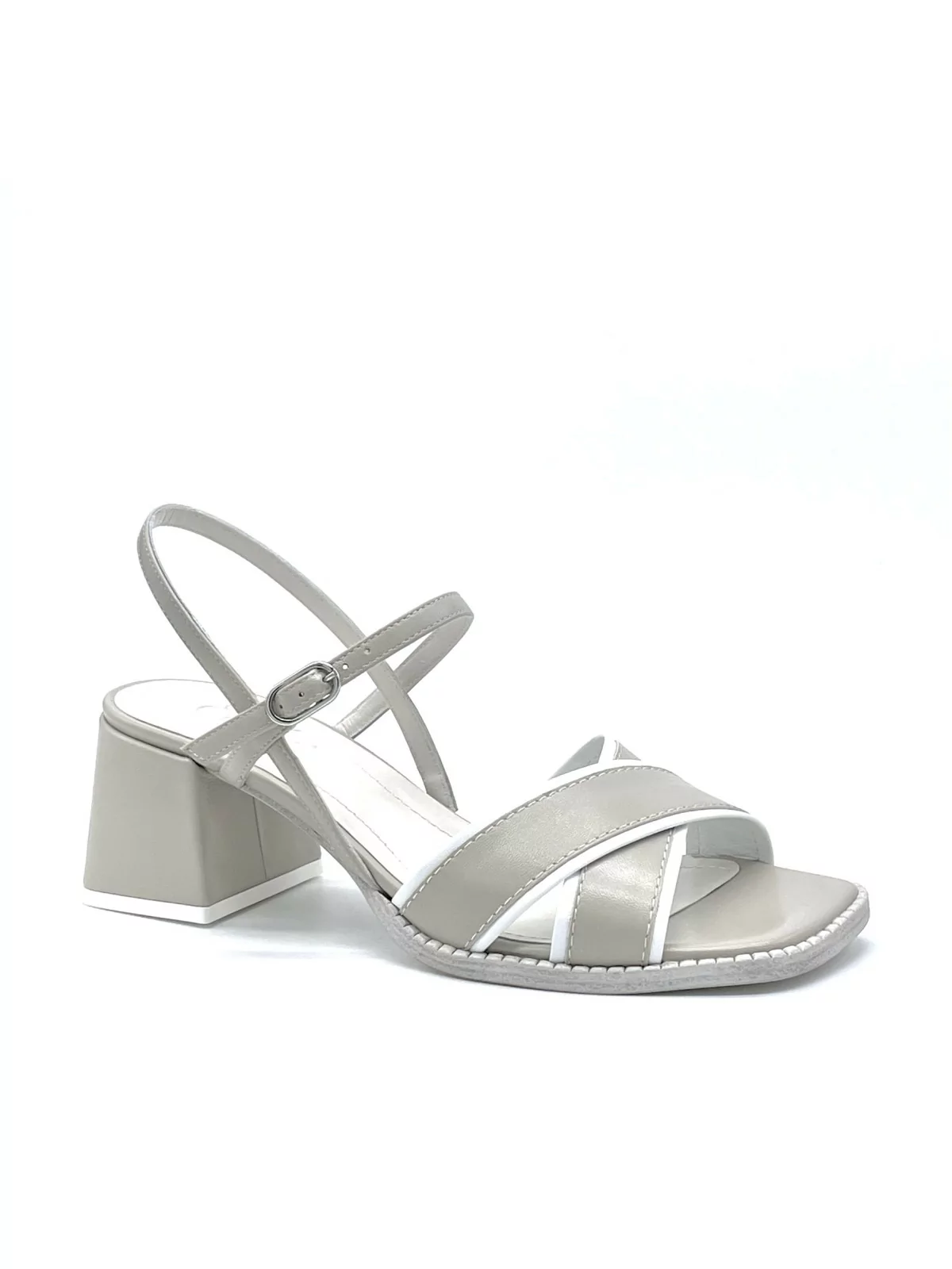 Light taupe and white leather sandal. Leather lining. Leather sole. 5,5 cm heel