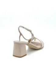 Sandalo in vernice color nude con catena argento. Fodera in pelle. Suola in cuoi