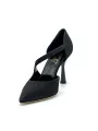 Black laminate fabric pump with strap, with black enameled heel. Leather lining.