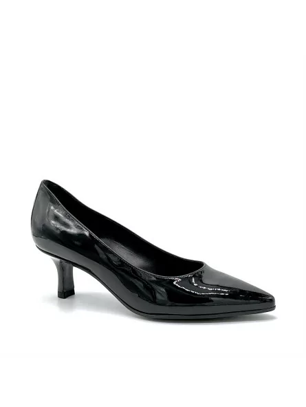 Black patent leather pump. Leather lining, leather and rubber sole. 5,5cm cm hee