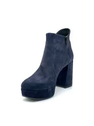 Blue suede boot. Leather lining, rubber sole. 9 cm heel and 3 cm plateau.