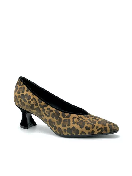 Printed suede pump. Leather lining, leather and rubber sole. 5,5 cm heel.