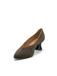 Brown suede pump with leather detail. Leather lining, leather and rubber sole. 5