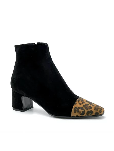 Black suede and printed suede boot. Leather lining, leather sole. 5,5 cm heel.