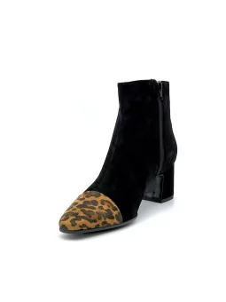 Black suede and printed suede boot. Leather lining, leather sole. 5,5 cm heel.