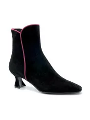 Black suede boot with pink detail. Leather lining, leather sole. 5,5 cm heel.