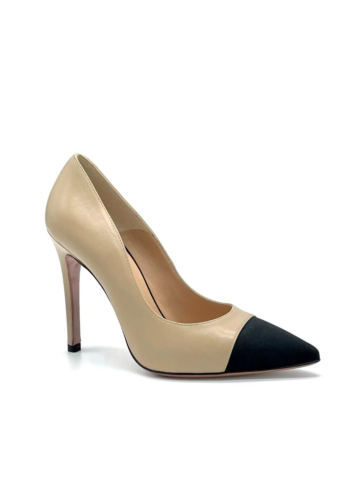 Beige leather and black fabric pump. Leather lining, leather sole. 10,5 cm heel.
