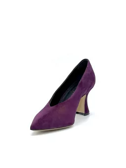 Purple suede pump. Leather lining, leather sole. 7,5 cm heel.