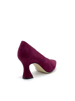 Cherry colour suede pump. Leather lining, leather sole. 7,5 cm heel.