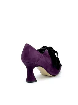 Scarpa accollata in velluto viola con fiocco in velluto nero. Fodera in pelle. S