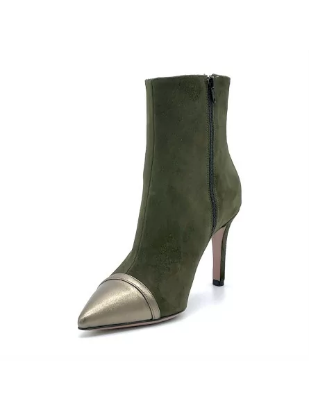 Green suede and green laminate leather boot. Leather lining, leather sole. 8,5 c