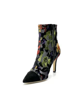 Worked velvet boot with black patent leather detail. Leather lining, leather sol