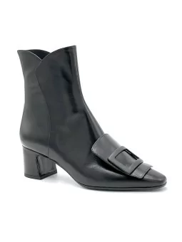 Black leather boot with buckle accessory. Leather lining, leather sole. 5,5 cm h