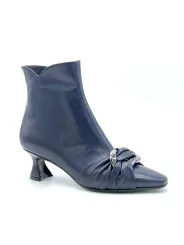 Blue leather boot with dark silver accessory. Leather lining, leather sole. 5,5 